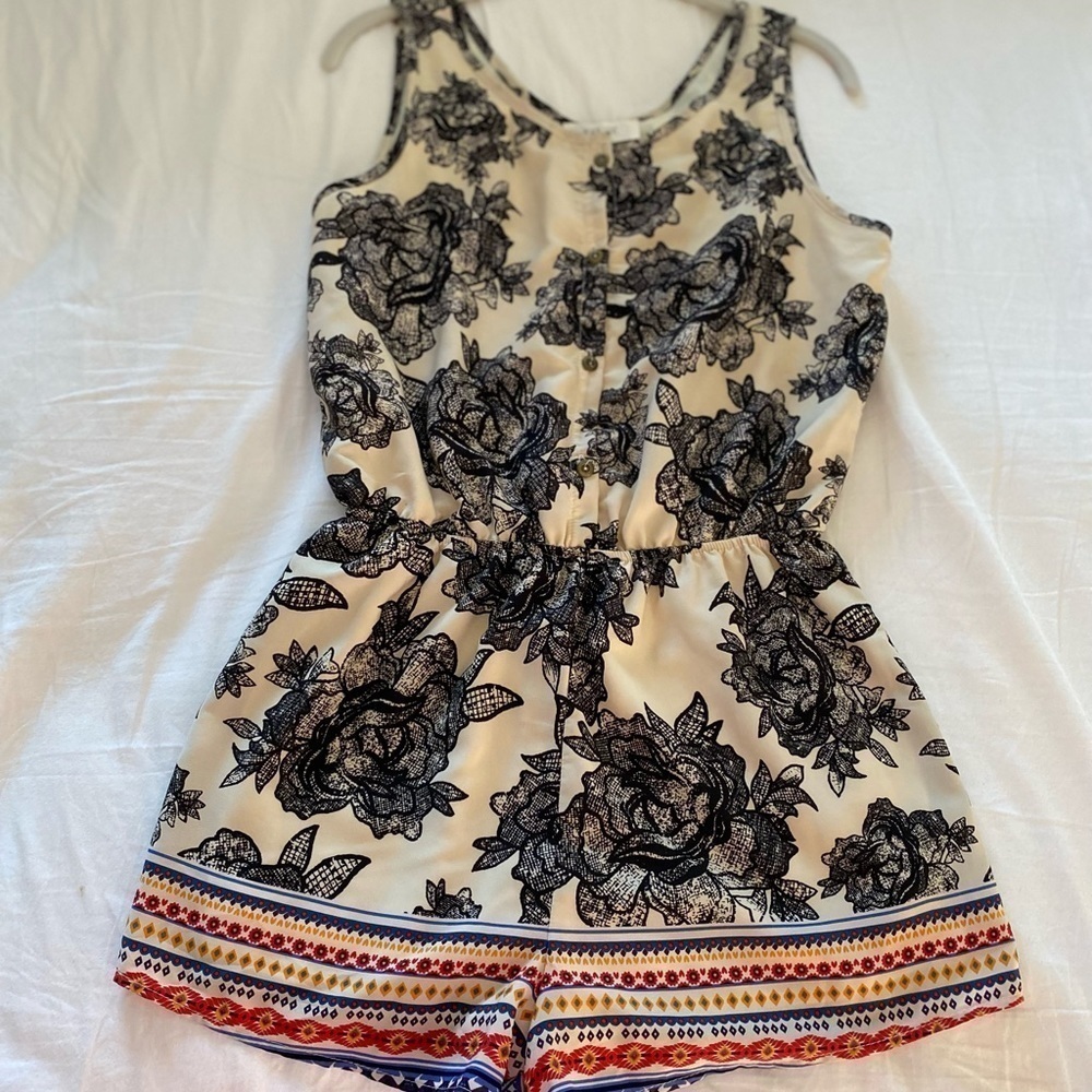 Boutique Peach‎ Love California floral romper Size Medium